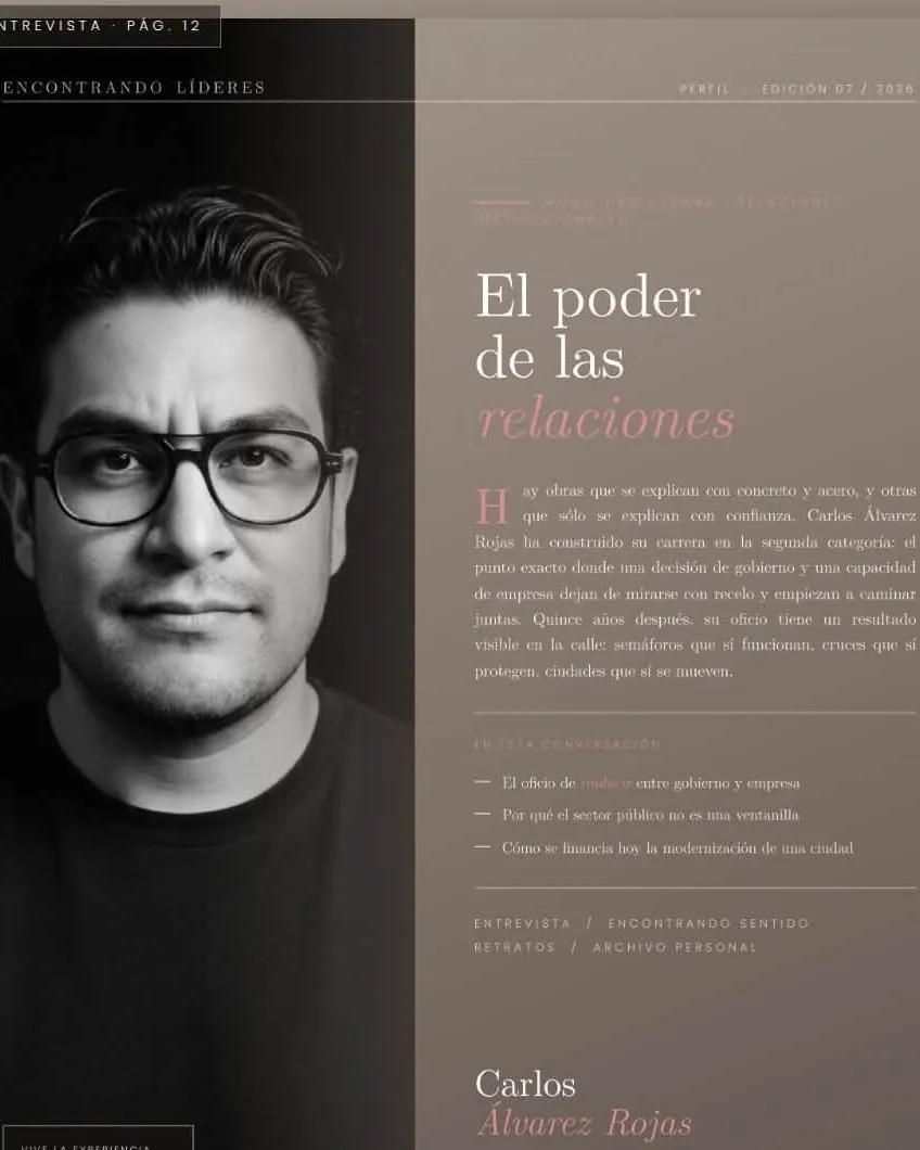 Página de la entrevista «El poder de las relaciones» en Encontrando Líderes, con un retrato de Carlos en blanco y negro